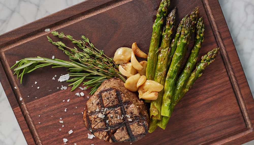 Filet Mignon with garlic and asparagus